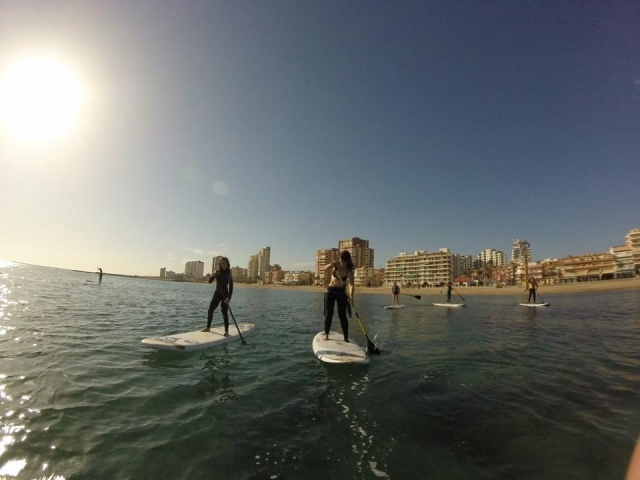Faire du paddle surf entre amis 